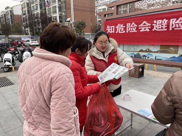 2022年1月11日，文昌花园社区开展“知危险会避险 安全文明出行”志愿服务宣传活动。（拍摄单位：文昌花园社区 拍摄人：令狐丹丹） (3).jpg