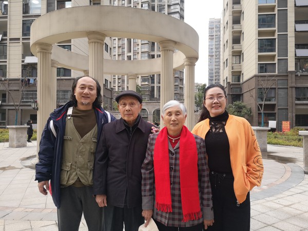 相亲相爱，和睦相处，其乐融融的五口之家.jpg