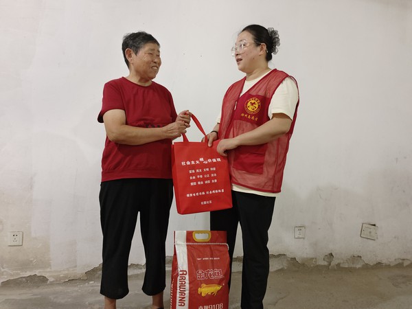 花园社区开展“夏日送清凉 关爱空巢老人”志愿服务活动.jpg