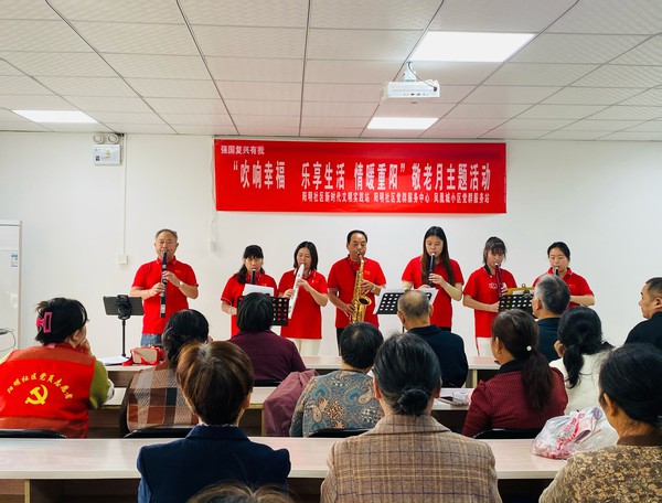 滁州市南谯区同乐街道阳明社区新时代文明实践站，2024年10月10日上午，凤凰城小区，开展“吹响幸福 乐享生活 情暖重阳”敬老月文艺展演活动（拍摄者：仝基莉，拍摄单位：阳明社区）.jpg